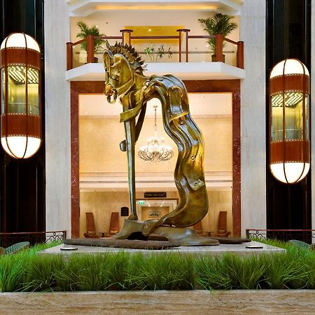 Готель The Lalit Мумбаї Екстер'єр фото The sculpture in the lobby of the Taj Bengal