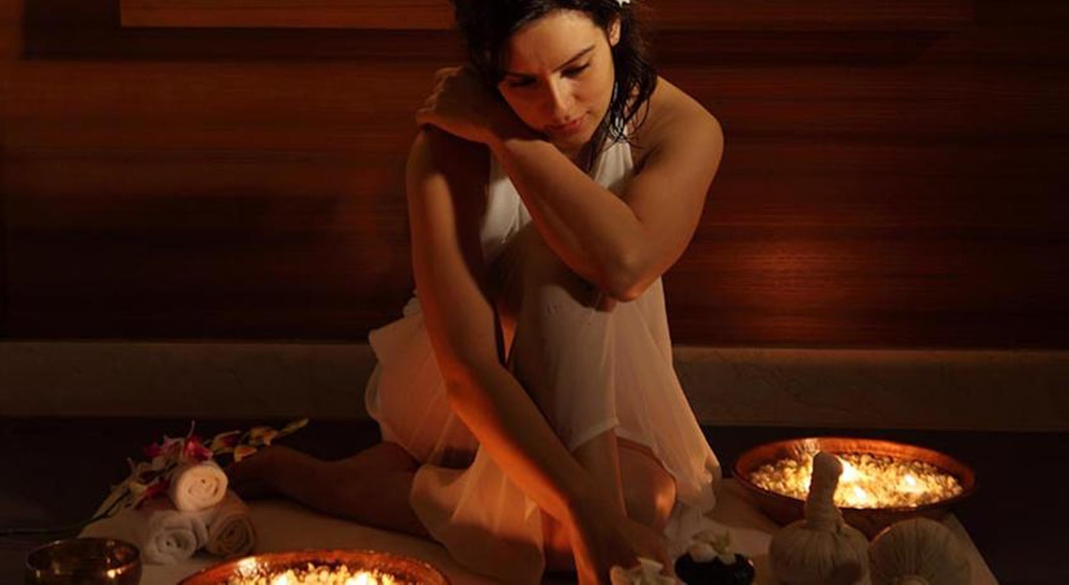Готель The Lalit Мумбаї Екстер'єр фото A woman in a spa