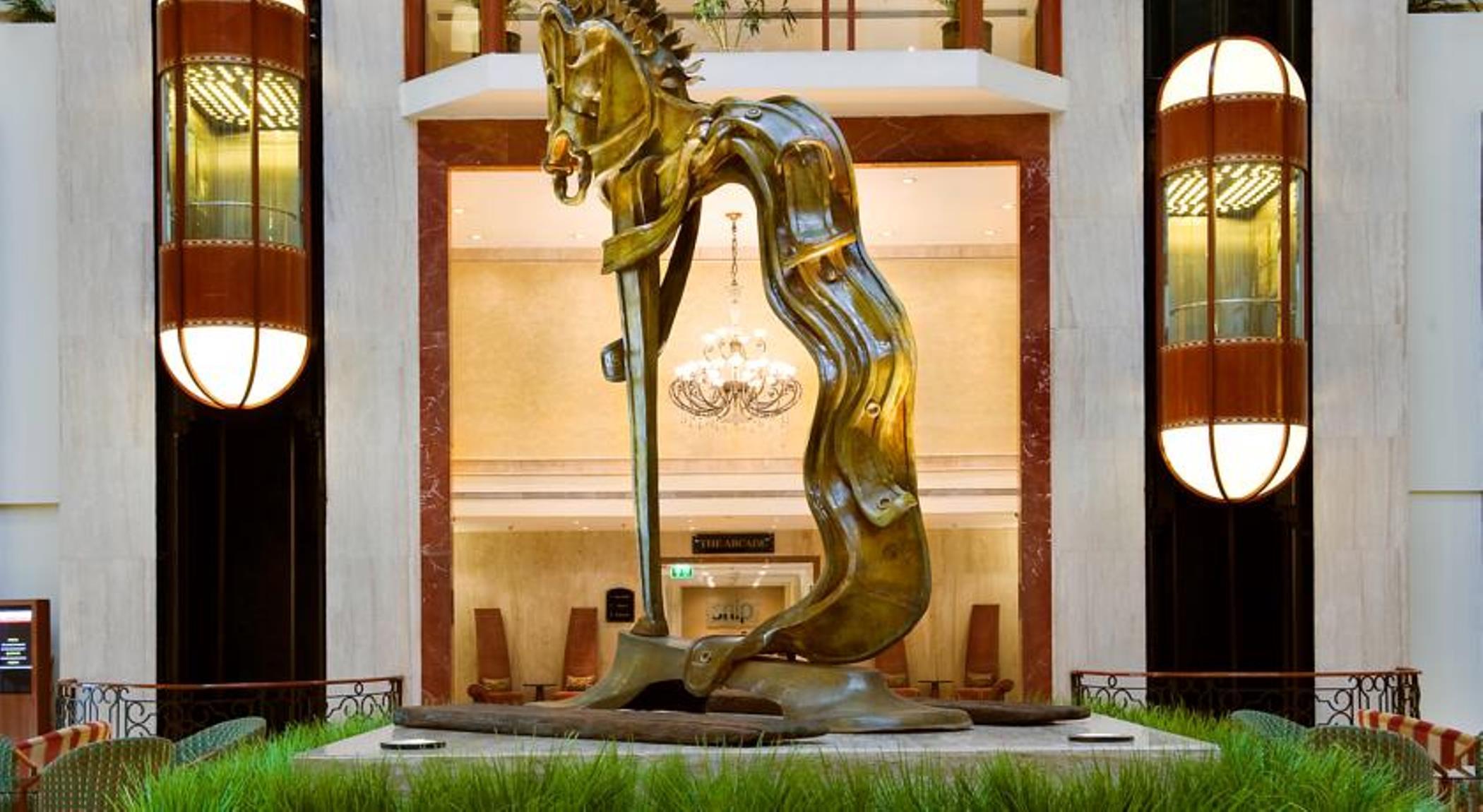 Готель The Lalit Мумбаї Екстер'єр фото The sculpture of the horse