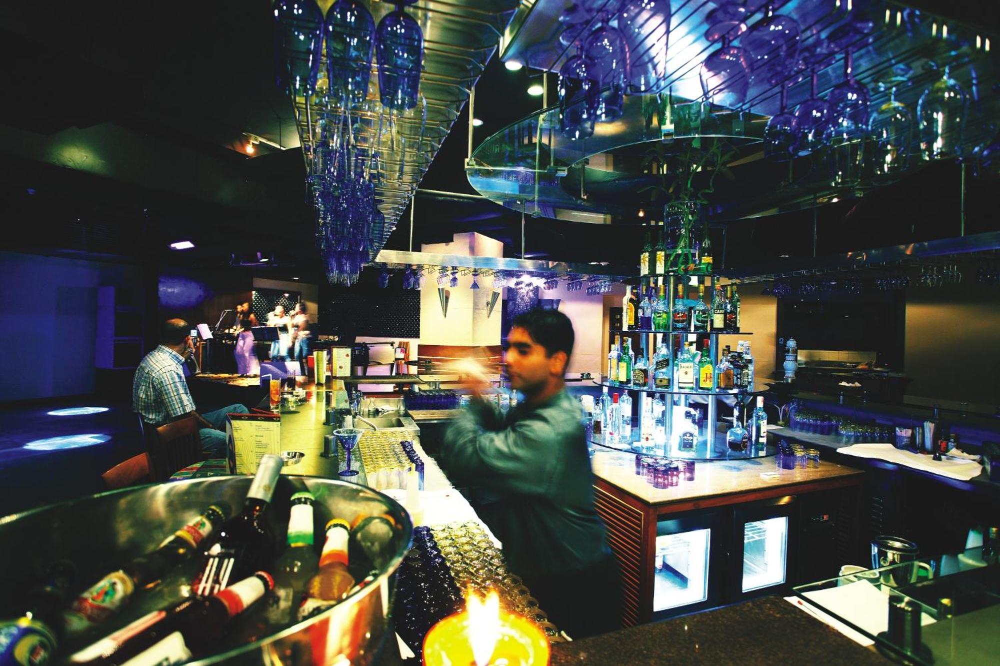 Готель The Lalit Мумбаї Ресторан фото The bar at the nightclub