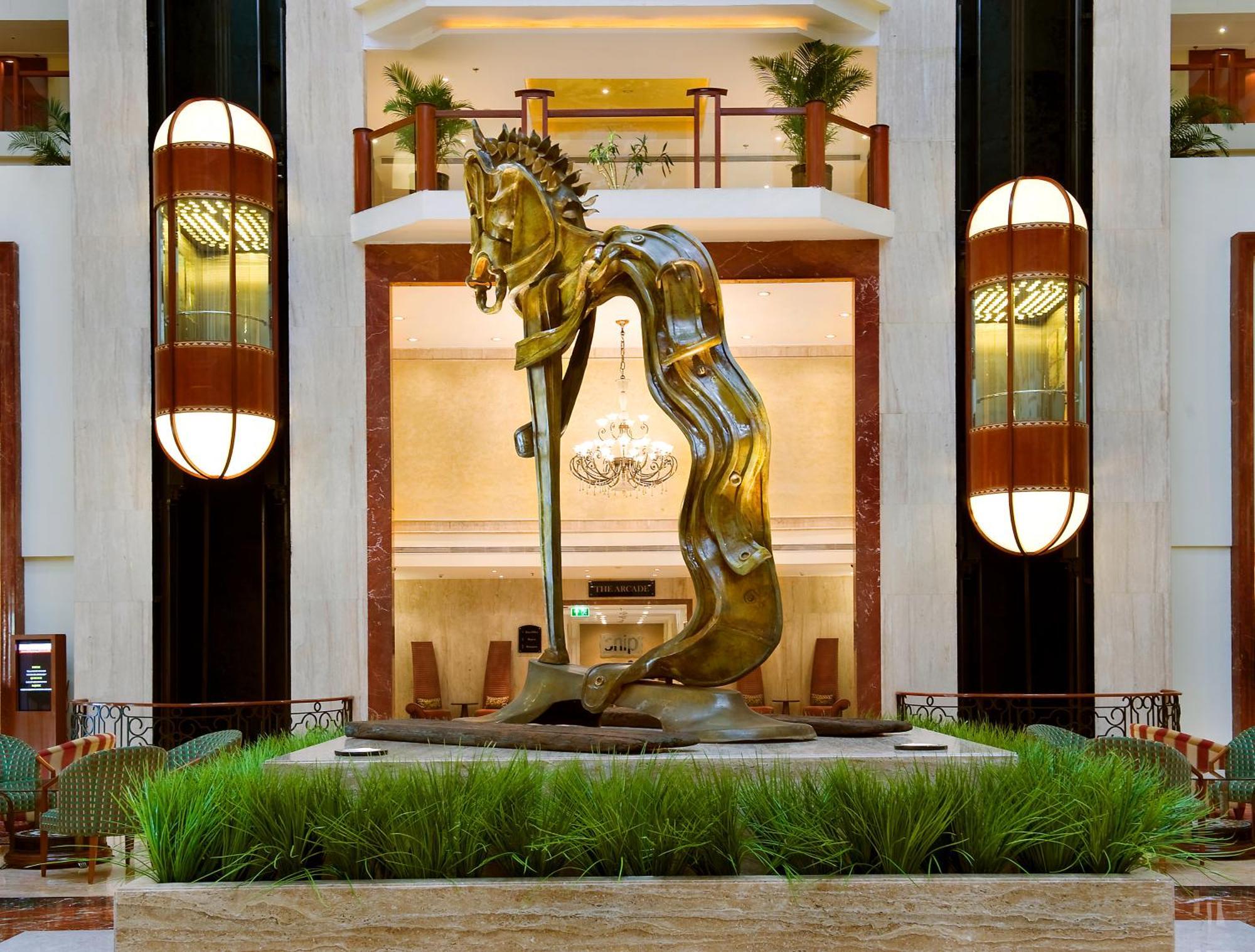 Готель The Lalit Мумбаї Екстер'єр фото The sculpture in the lobby of the Taj Bengal