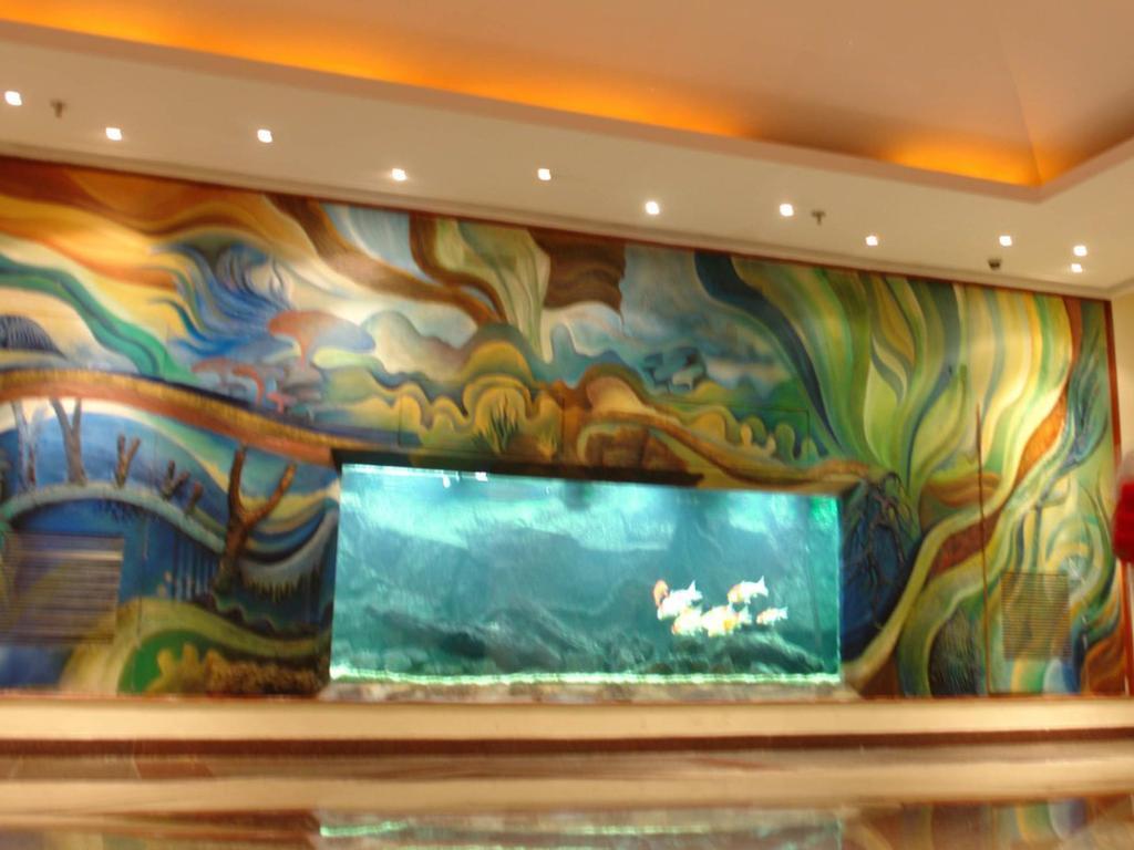 Готель The Lalit Мумбаї Екстер'єр фото The aquarium at the lobby