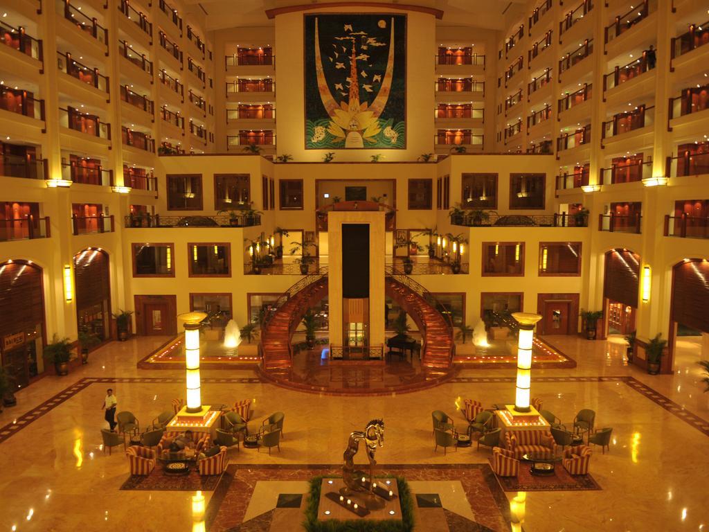 Готель The Lalit Мумбаї Екстер'єр фото The lobby of the Grand Hotel