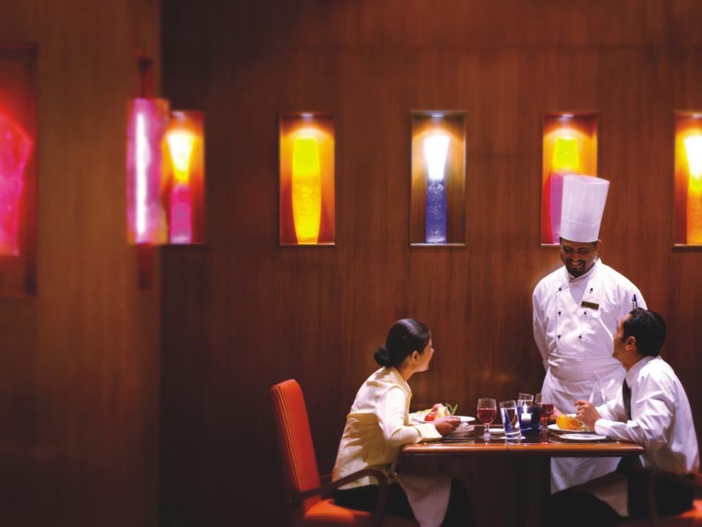 Готель The Lalit Мумбаї Ресторан фото A restaurant in a hotel