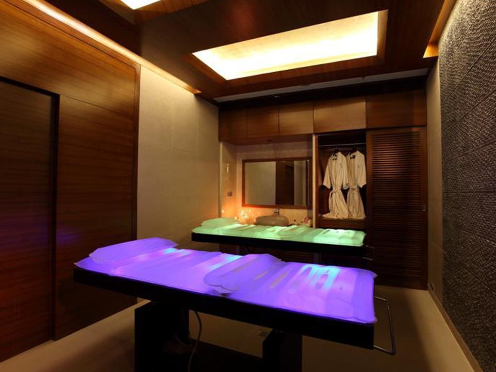 Готель The Lalit Мумбаї Зручності фото A massage room at a spa