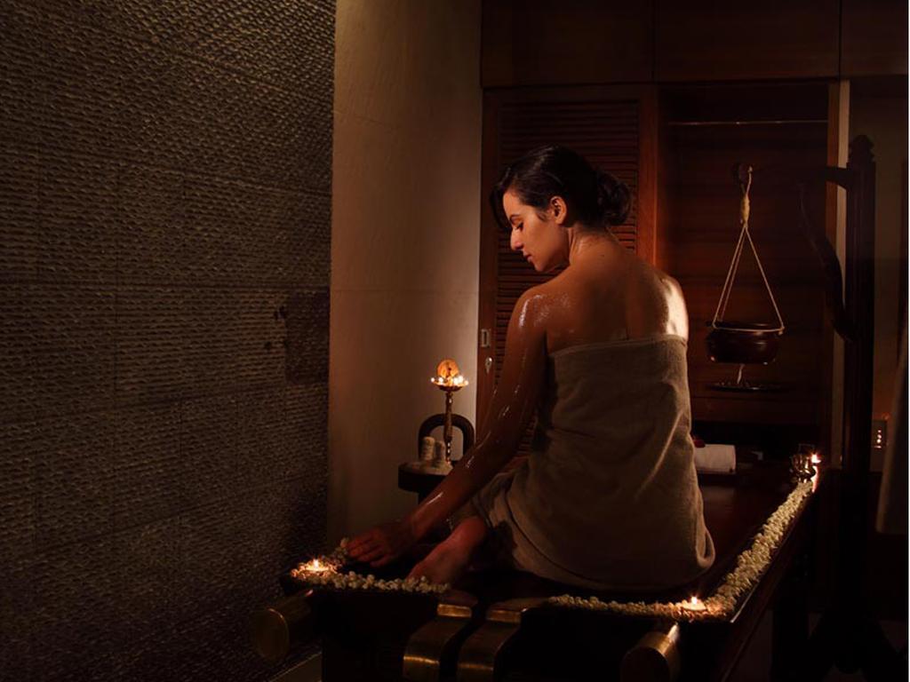 Готель The Lalit Мумбаї Екстер'єр фото Ayurvedic spa